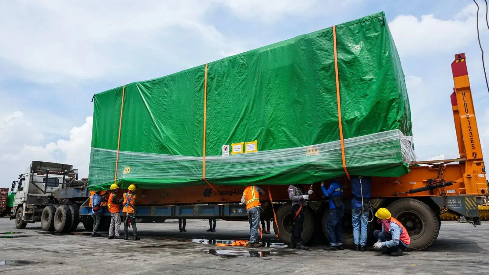 Oversized load on a multi-axle trailer with ground crew during a supervised move
